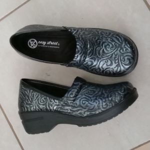 7.5M Womens Easy Street Laurie Metallic Embossed Black Clog Shoe